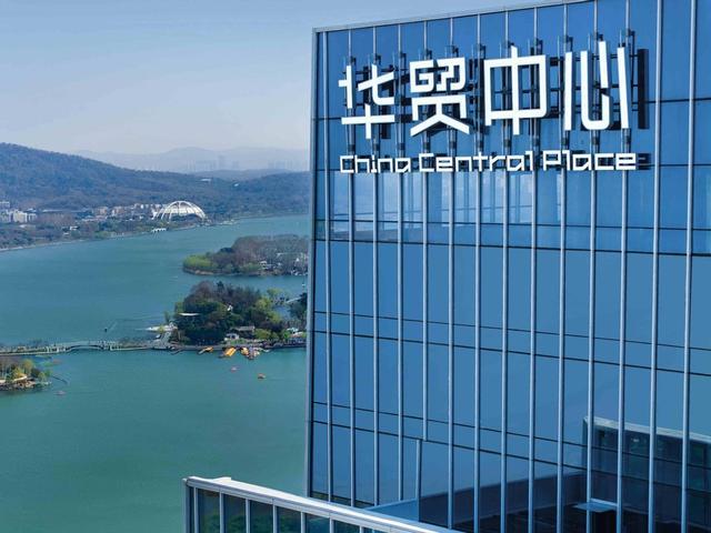 乐鱼体育品格消耗下一站：南京华贸中间的“湖畔糊口美学”(图8)